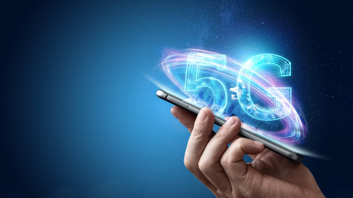 A mobile computer with a 5G symbol over it